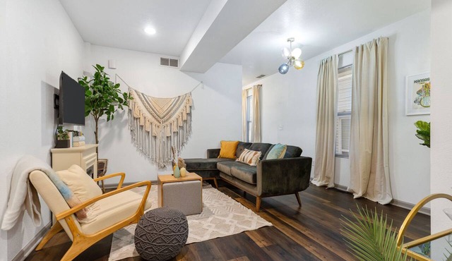 Columbus Park Duo - Lower 1 Bed Close to River Market and Downtown!