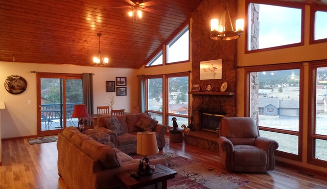 Come to the mtns. King beds in all b-rooms close to town quiet area Mtn Views