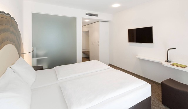 Comfort Double Room with Balcony - TAOme - Feng Shui Stadhotel Breisgau