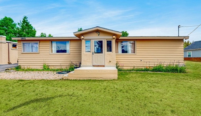 Comfortable home with kitchen and Washer/Dryer- great location