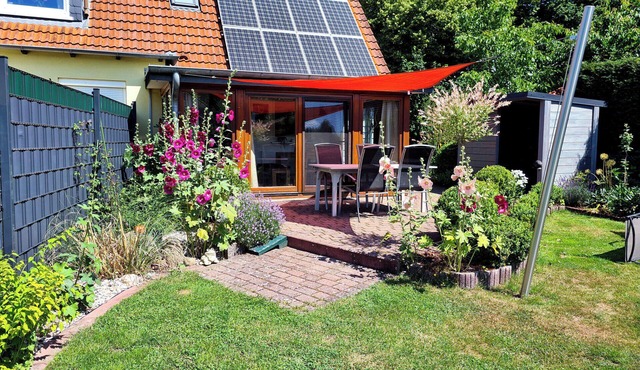 Comfortable house with fireplace/conservatory, fenced garden. Dog friendly!