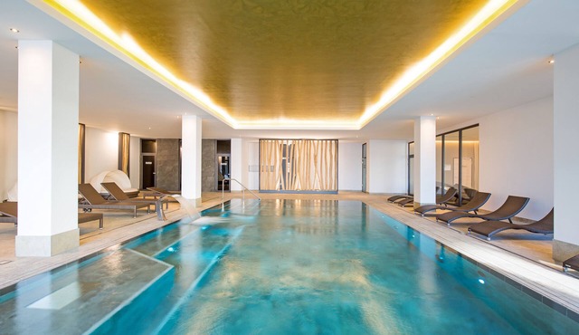 Comfortable large suite, pool and sauna, 30 meters to the beach, large south-facing balcony