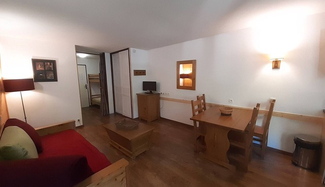 Comfortable studio for 4, shaded balcony, parking & wifi