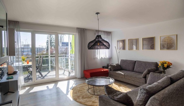 Comfortable vacation apartment with covered balcony near the lake and center in Überlin