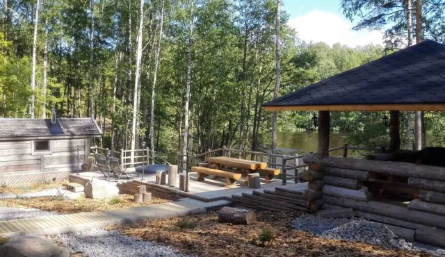 Comfy Cabin Retreat for 8 with Hot Tub & Sauna