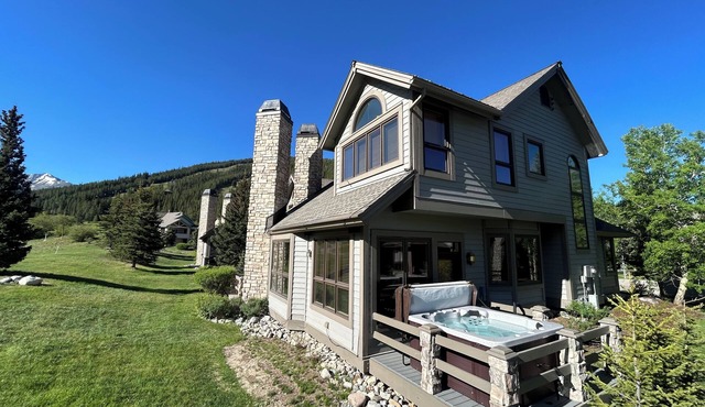Copper Mt. 4 bd Home, WALK to LIFT, Private HOT TUB, Sleeps 10, W/D, Garage