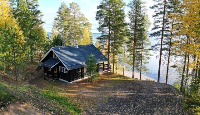 Cottage with stunning lake view and private beach