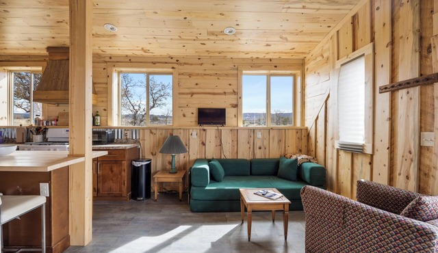 Cozy 1-bedroom studio in delightful Norwood with hot tub