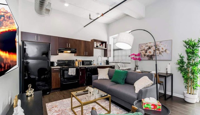 Cozy 1BR Parking, Rooftop Near Arrowhd & TMobile
