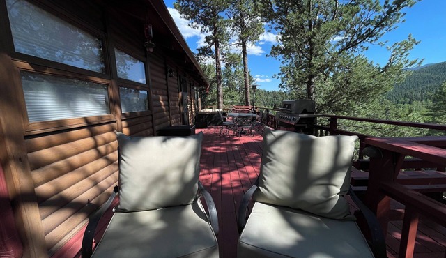 Cozy 2-bedroom cabin just 6 minutes to Bishop’s Castle or San Isabell lake.