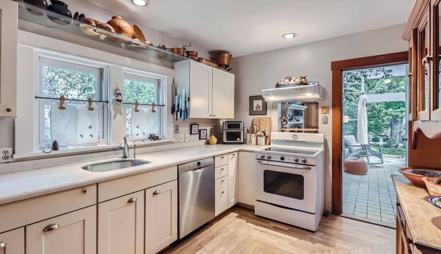 Cozy 3BR house in N. Boulder with WiFi, 4 parking spots, and fenced yard.