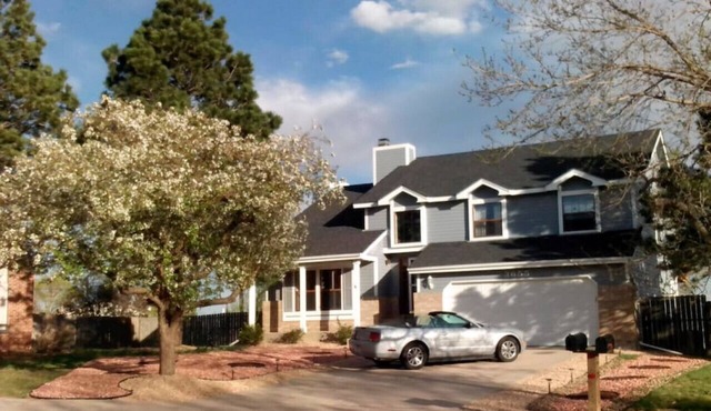 Cozy 5BR w/Hot Tub, Gym, BBQ, Mountain Views, Near Shops & Attractions