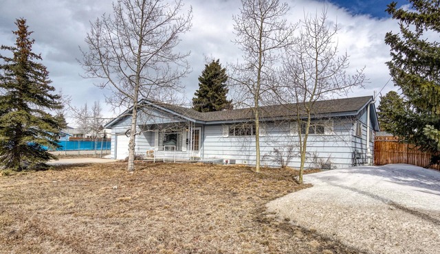 Cozy Bear Cottage- Nice large home in town. Close to Ski Cooper!