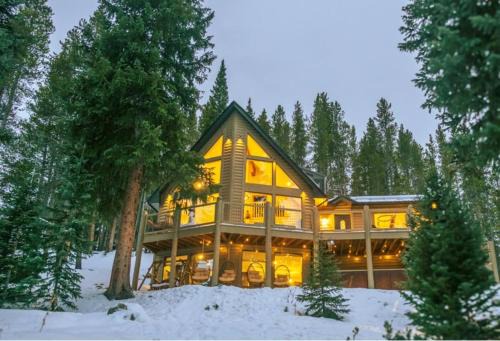 Cozy Breck Chalet - Private Sauna & Hot Tub, Fire Pit, Wraparound Deck, EV Power