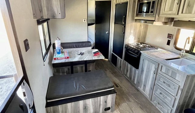 Cozy camper w/ mtn views 1hr from ski resorts !
