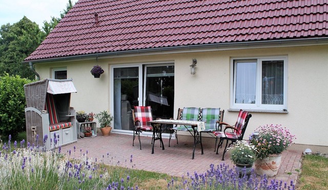 Cozy Coastal Stay with Garden