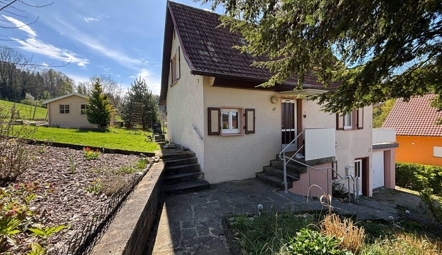 Cozy, detached vacation home with sun terrace and sunbathing lawn