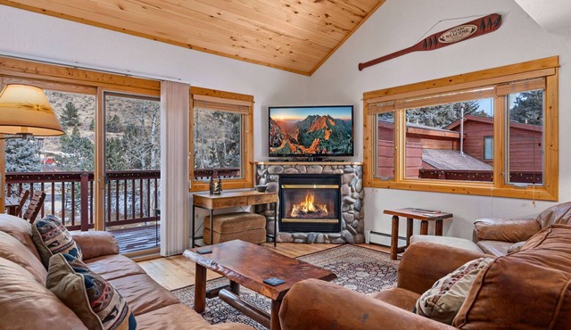 Cozy Fall River Escape Private Hot Tub