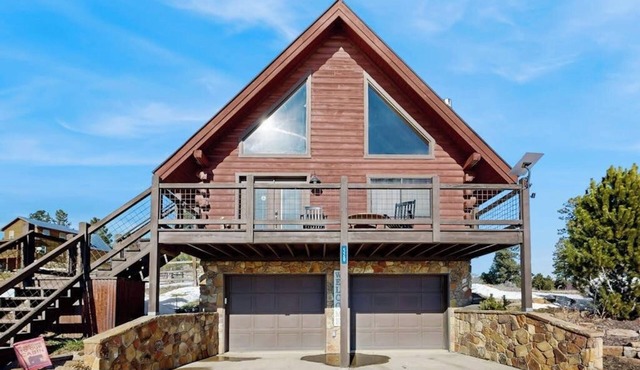 Cozy modern cabin with private hot tub, grill, deck, balcony, & W/D