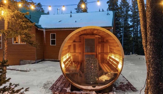 Cozy mountain retreat for families near Breckenridge Skiing + Hiking country