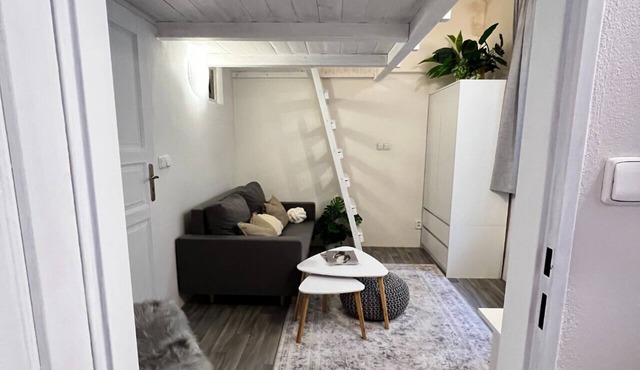 Cozy Oasis: Central & Quiet