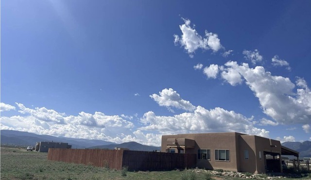 Cozy Retreat with Amazing Views and High-Speed Internet Just 5 Minutes from Taos