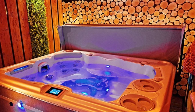Cozy Sacherl, private whirlpool, sauna and fireplace. Fenced garden.