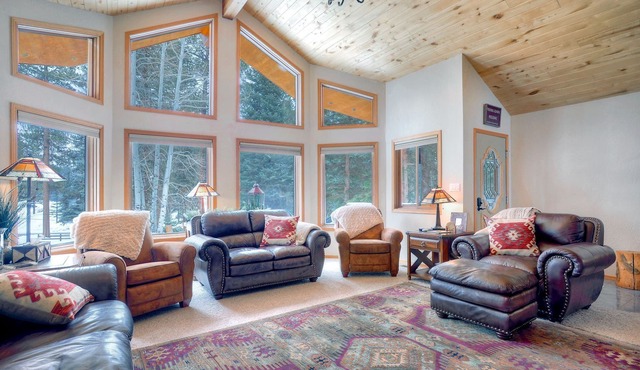 Cozy Seven Pines Cabin | Fireplace & Trail Access