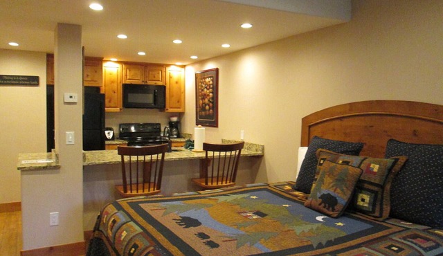 Cozy studio on Copper Moutain only 100 yards to the Super Bee. Pet Friendly!