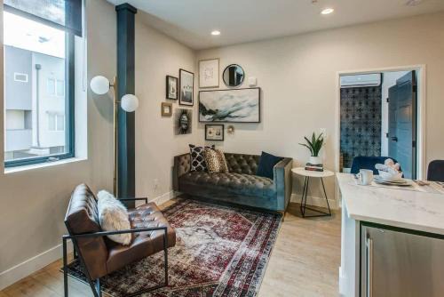 Cozy Tennyson St Suite - Great for Couples & Biz