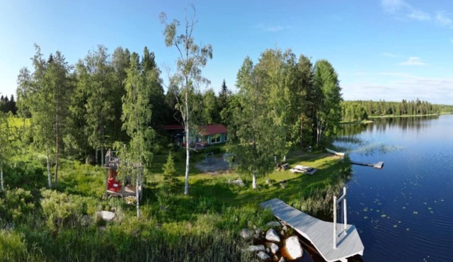 Cozy vacation home right on the lake with sauna and hot tub