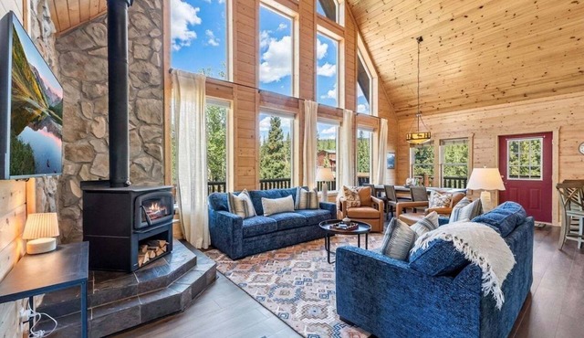 Custom Craftsman Chalet🏡Fenced Yard for Pets🍃Aspens, Hot Tub 💰$0 Cleaning & Pet Fee