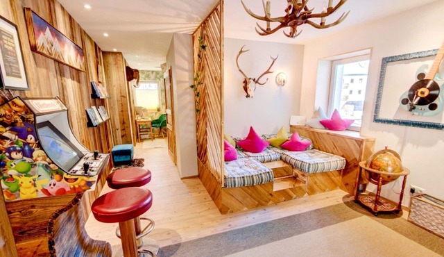 Das Mountain Getaway - Funky ski/summer apmt w Games Room, Relax area etc