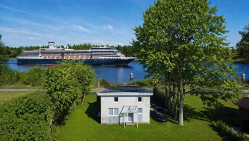 Das Weichenhaus direkt am Nord-Ostsee-Kanal