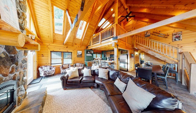 Dog-Friendly Little Bears Cabin w/Amazing Mountain Views, Free WiFi, Private W/D