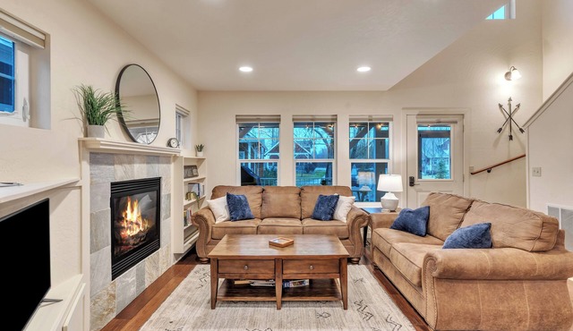 Dover Dreamin’ – Lake Life starts here! 3BD, 3BA Retreat, Steps from the Water