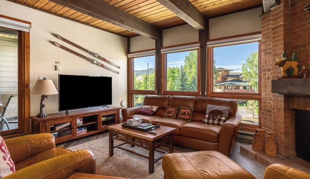 Downhill Den! Mountain Views, Private Patios, Outdoor Pool, 4 Hot Tubs, Pickleball Courts!