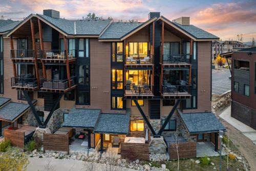 Downtown WP River Front Villa 244 I Private Hot Tub I Great Views I Activity Program