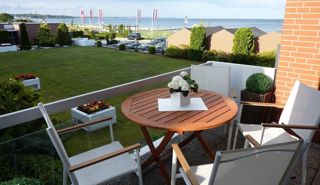 Dream sea view apartment i. d. 1st row, underground parking, pool u. beach chair