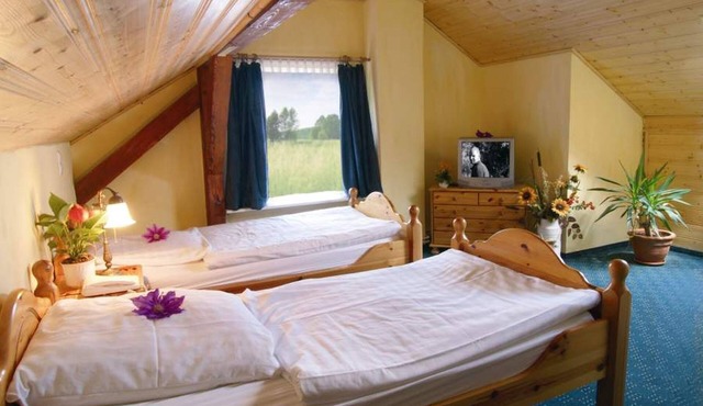 Dreibettzimmer mit Dusche und WC