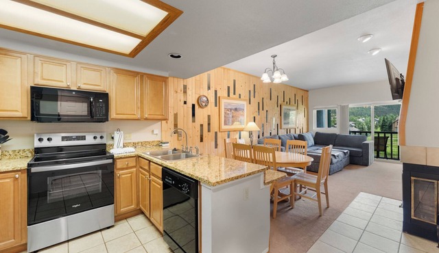 Easy Resort Access w/Shuttle Stop and Lifts Steps Away, Great Location!