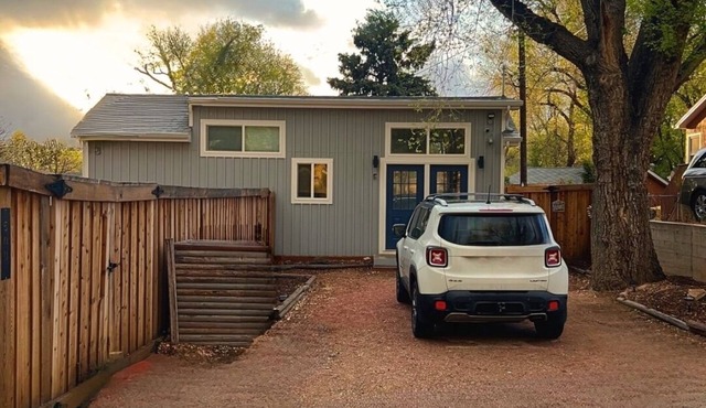 Eco-friendly, Mountain Views, Peaceful Backyard, King Bed, Dog Friendly