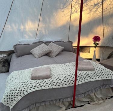 Elämyksellinen majoitus glamping-teltassa