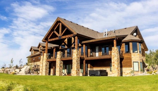 Elegant Grand Cabin w/Hot Tub