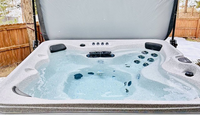 Enjoy Colorado with soaring pines, wildlife & 6 seat hot tub.