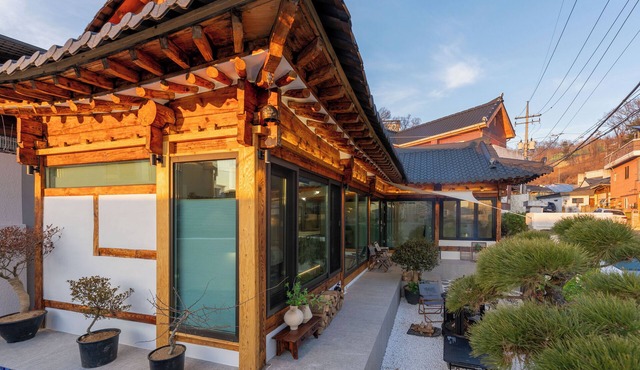 Entire Private Korean Hanok House with Outdoor Hot Tub in Andong – Seohodang