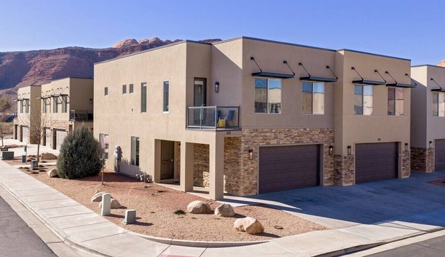 Entrada Moab Retreat Collection | Two Luxury Townhomes for Large Groups | Pools, Hot Tubs & Bikes