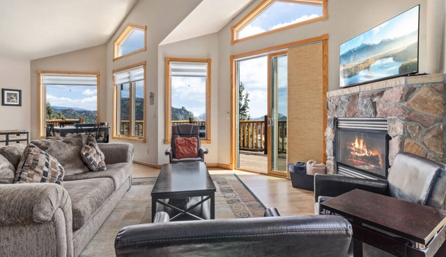 Estes Park Retreat w/Views, Heated Pool, Minutes to Town