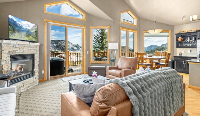 Estes Park retreat w/hot tub, fireplace, king suite