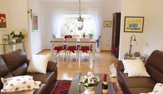 Exclusive and tastefully furnished apartment in a quiet location.(wireless Internet access)